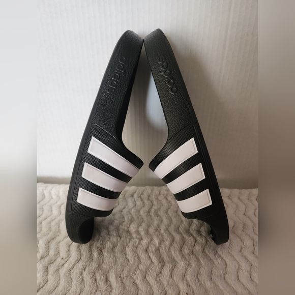 Adidas Slide-on Slippers, Kids Black and White ADIDAS Sandals, Size 3 - Picture 5 of 6